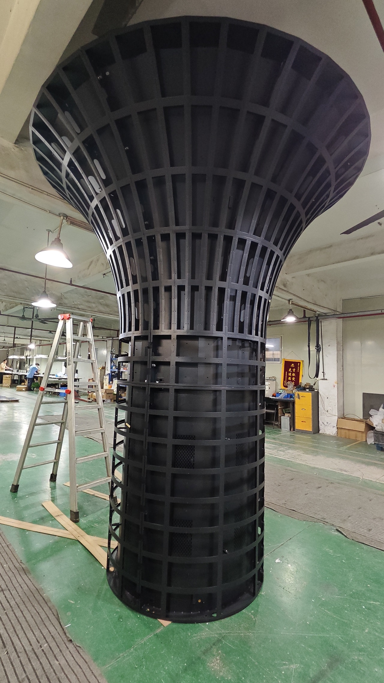 Custom Tree Shape LED Display Cabinet Outdoor Digital Signage Steel Structure